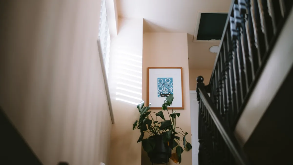 Décoration de montée d'escalier : aligner les cadres sans erreur